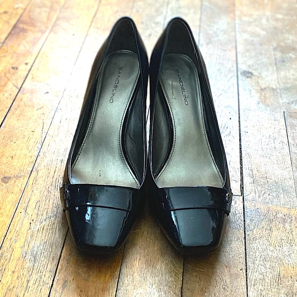 Bandolino pumps. Black leather. and patent leather. Size 8.5 M. - Picture 4 of 4